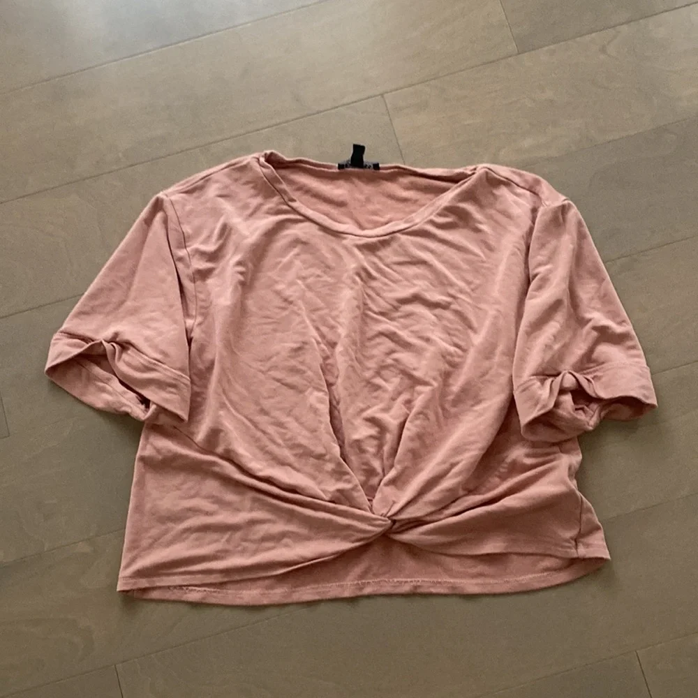 Express soft twist front tshirt - size M - Picture 3 of 3